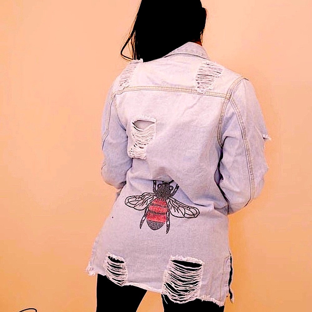 🆕🩵SIMPLY OBSESSED: Distressed Light Denim Jacket w/Crystal Rhinestone Bee SMALL